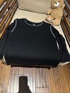 bobeau Black Long-Sleeve Top with White Contrast Stitching